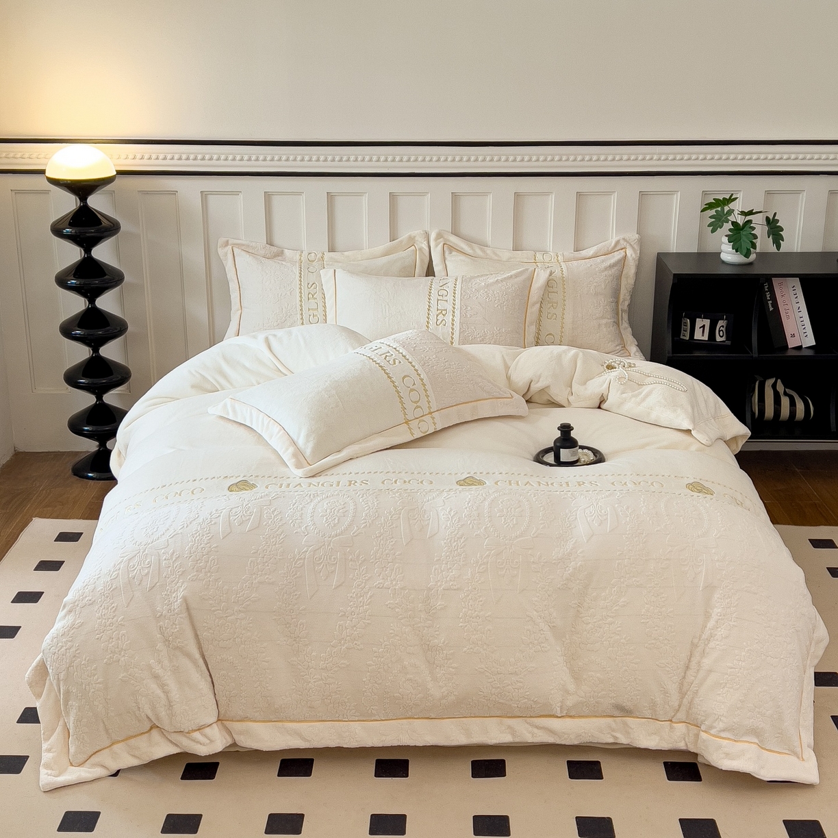 91家纺网 家纺一手货源 找家纺 言熙居家纺 2025新款A类A版牛奶雕花绒B版全消光牛奶绒四件套-花季 花季-奶昔白