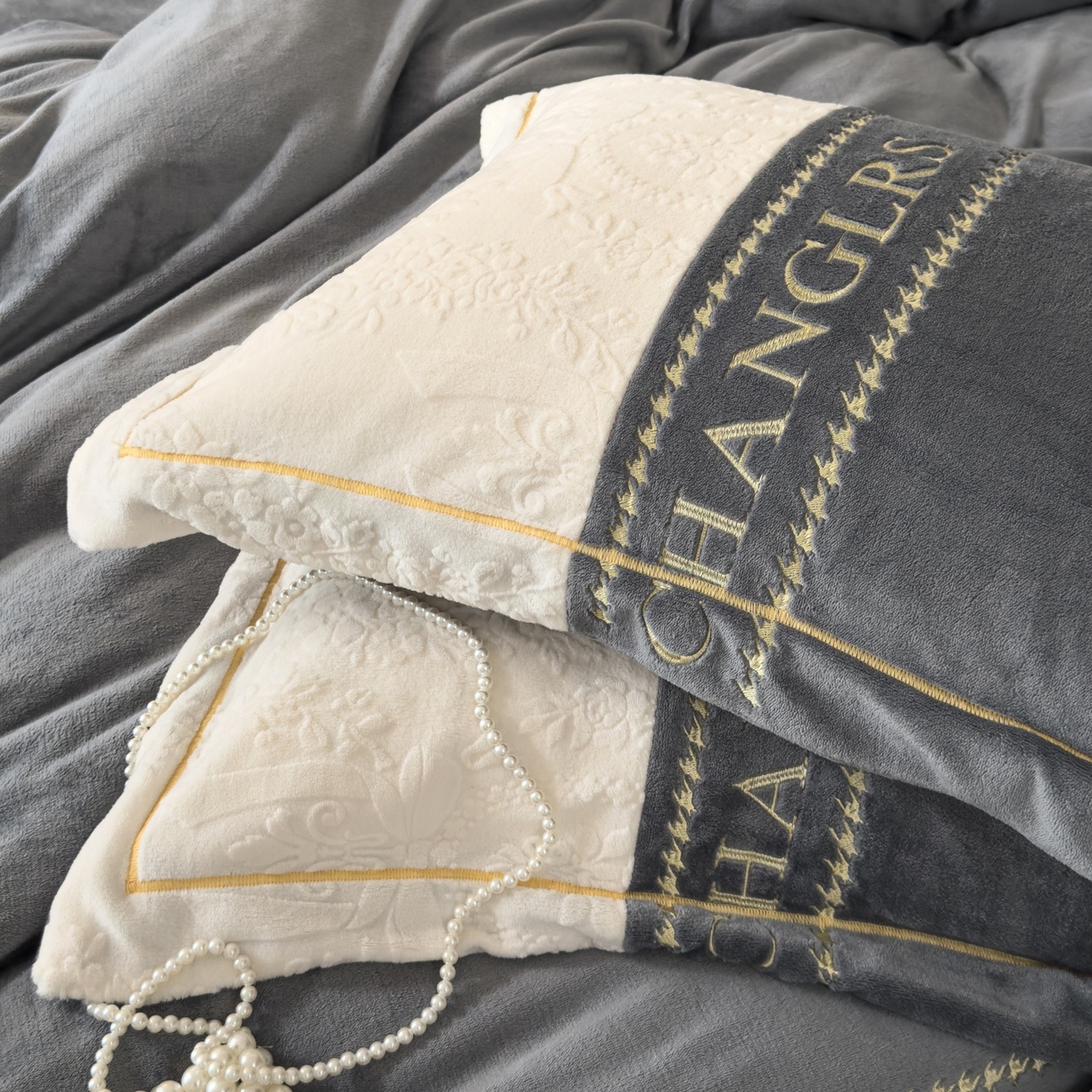 91家纺网 家纺一手货源 找家纺 言熙居家纺 2025新款A类A版牛奶雕花绒B版全消光牛奶绒四件套-花季 花季-高级灰