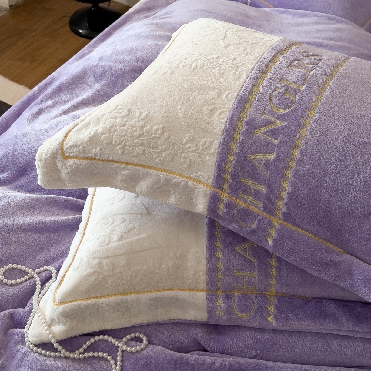 91家纺网 家纺一手货源 找家纺 言熙居家纺 2025新款A类A版牛奶雕花绒B版全消光牛奶绒四件套-花季 花季-紫藤灰