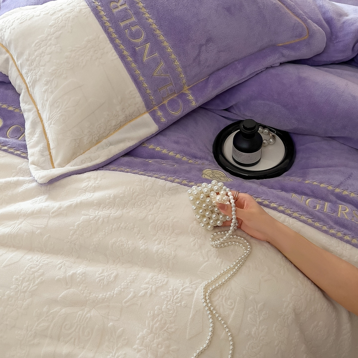 91家纺网 家纺一手货源 找家纺 言熙居家纺 2025新款A类A版牛奶雕花绒B版全消光牛奶绒四件套-花季 花季-紫藤灰