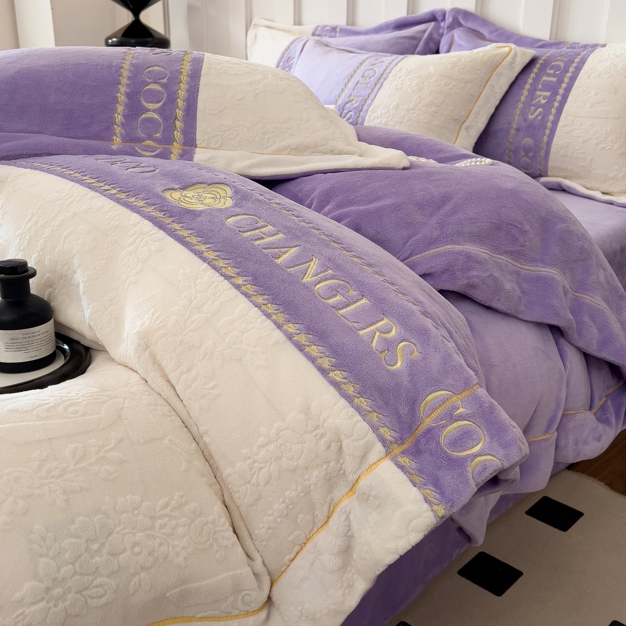 91家纺网 家纺一手货源 找家纺 言熙居家纺 2025新款A类A版牛奶雕花绒B版全消光牛奶绒四件套-花季 花季-紫藤灰