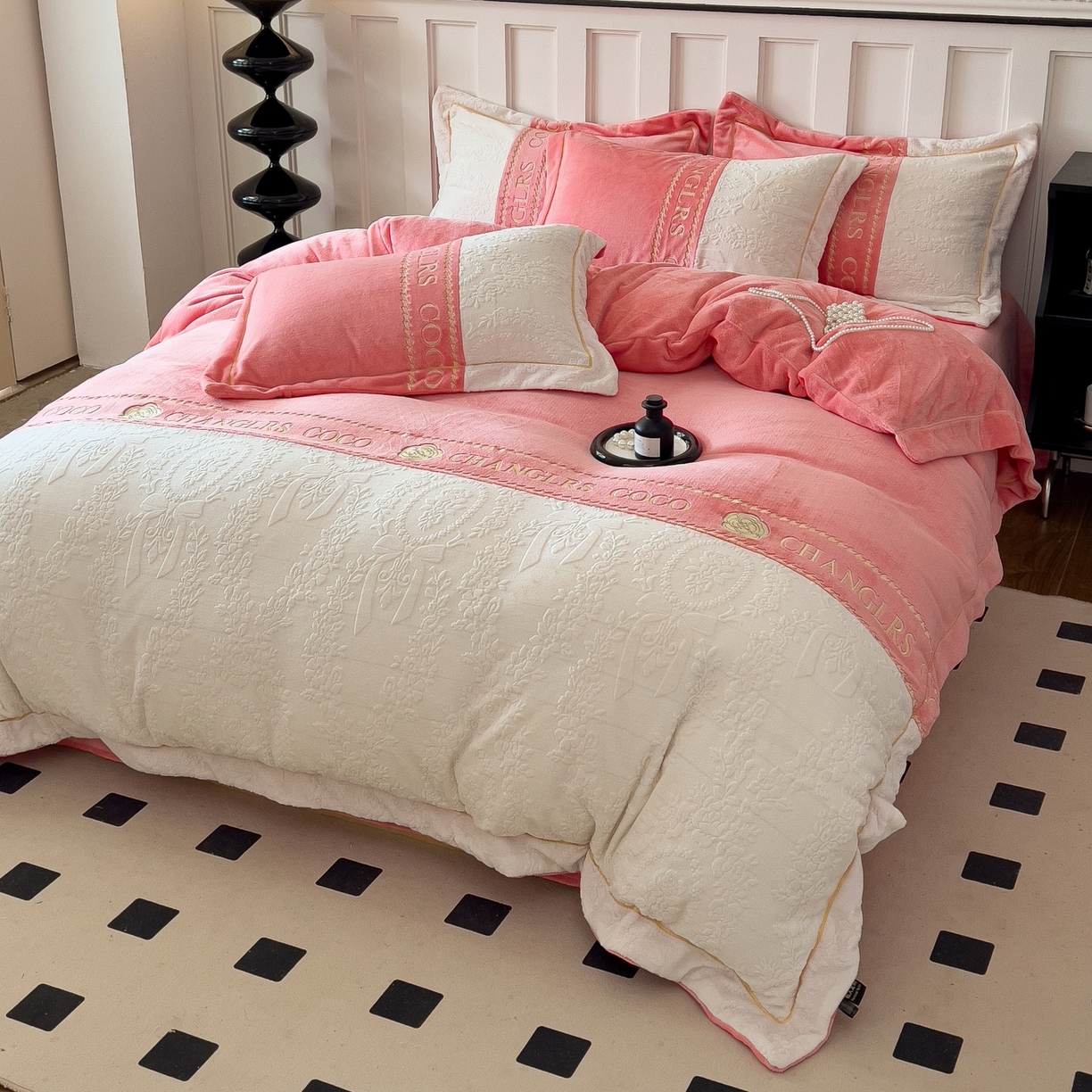 91家纺网 家纺一手货源 找家纺 言熙居家纺 2025新款A类A版牛奶雕花绒B版全消光牛奶绒四件套-花季 花季-樱花粉