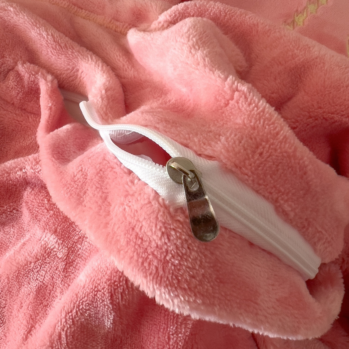 91家纺网 家纺一手货源 找家纺 言熙居家纺 2025新款A类A版牛奶雕花绒B版全消光牛奶绒四件套-花季 花季-樱花粉