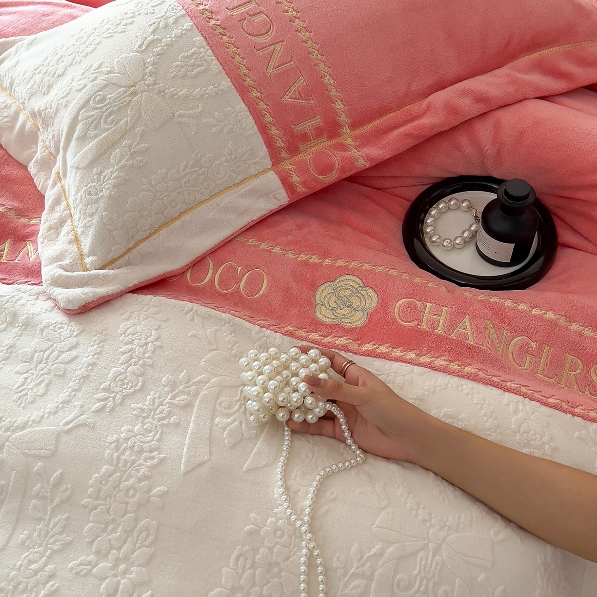 91家纺网 家纺一手货源 找家纺 言熙居家纺 2025新款A类A版牛奶雕花绒B版全消光牛奶绒四件套-花季 花季-樱花粉