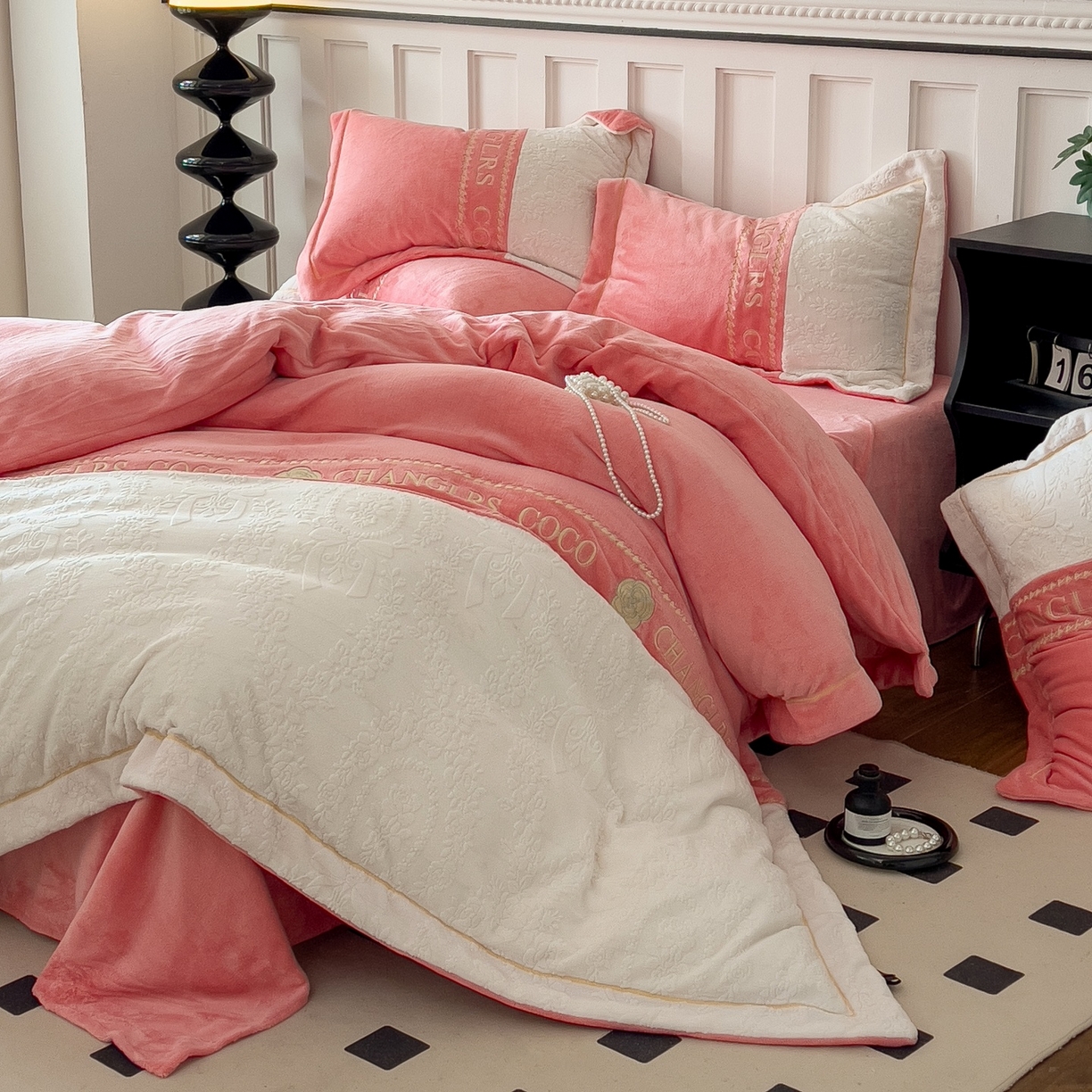 91家纺网 家纺一手货源 找家纺 言熙居家纺 2025新款A类A版牛奶雕花绒B版全消光牛奶绒四件套-花季 花季-樱花粉