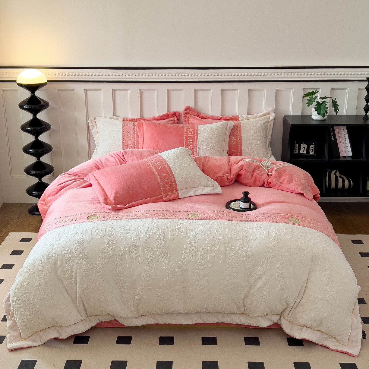 91家纺网 家纺一手货源 找家纺 言熙居家纺 2025新款A类A版牛奶雕花绒B版全消光牛奶绒四件套-花季 花季-樱花粉