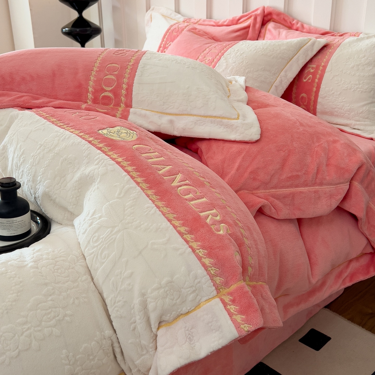 91家纺网 家纺一手货源 找家纺 言熙居家纺 2025新款A类A版牛奶雕花绒B版全消光牛奶绒四件套-花季 花季-樱花粉