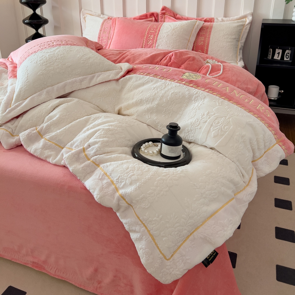 91家纺网 家纺一手货源 找家纺 言熙居家纺 2025新款A类A版牛奶雕花绒B版全消光牛奶绒四件套-花季 花季-樱花粉