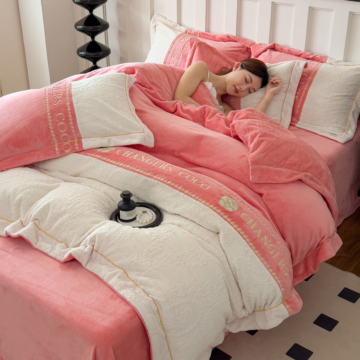 91家纺网 家纺一手货源 找家纺 言熙居家纺 2025新款A类A版牛奶雕花绒B版全消光牛奶绒四件套-花季 花季-樱花粉