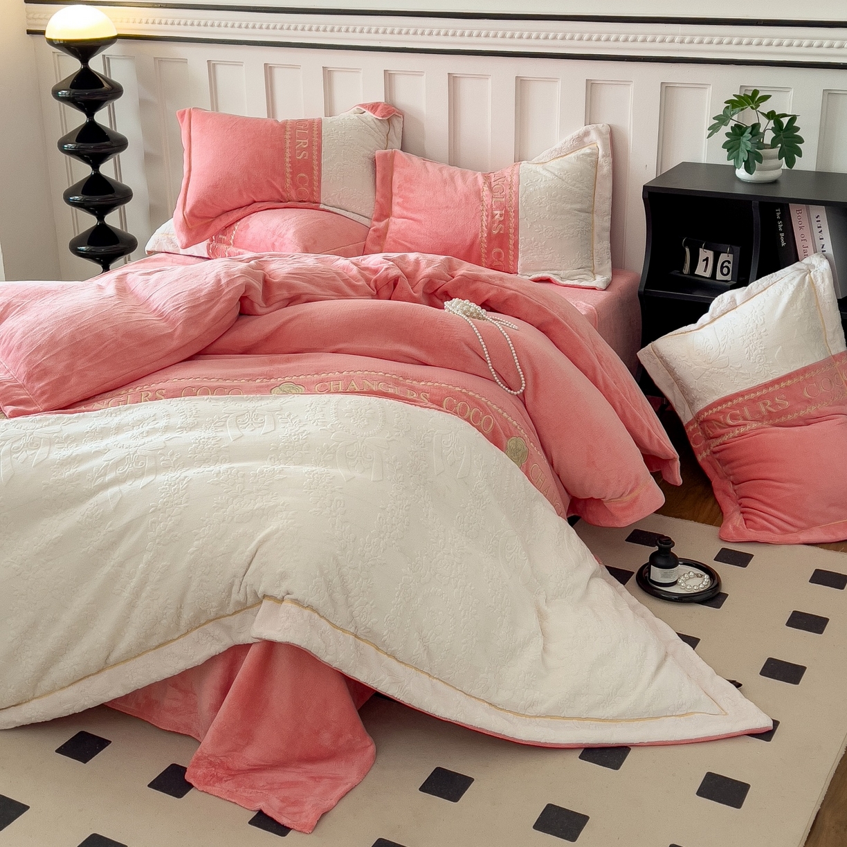 91家纺网 家纺一手货源 找家纺 言熙居家纺 2025新款A类A版牛奶雕花绒B版全消光牛奶绒四件套-花季 花季-樱花粉