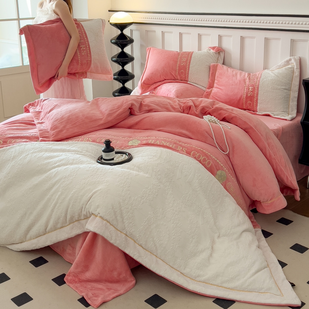 91家纺网 家纺一手货源 找家纺 言熙居家纺 2025新款A类A版牛奶雕花绒B版全消光牛奶绒四件套-花季 花季-樱花粉