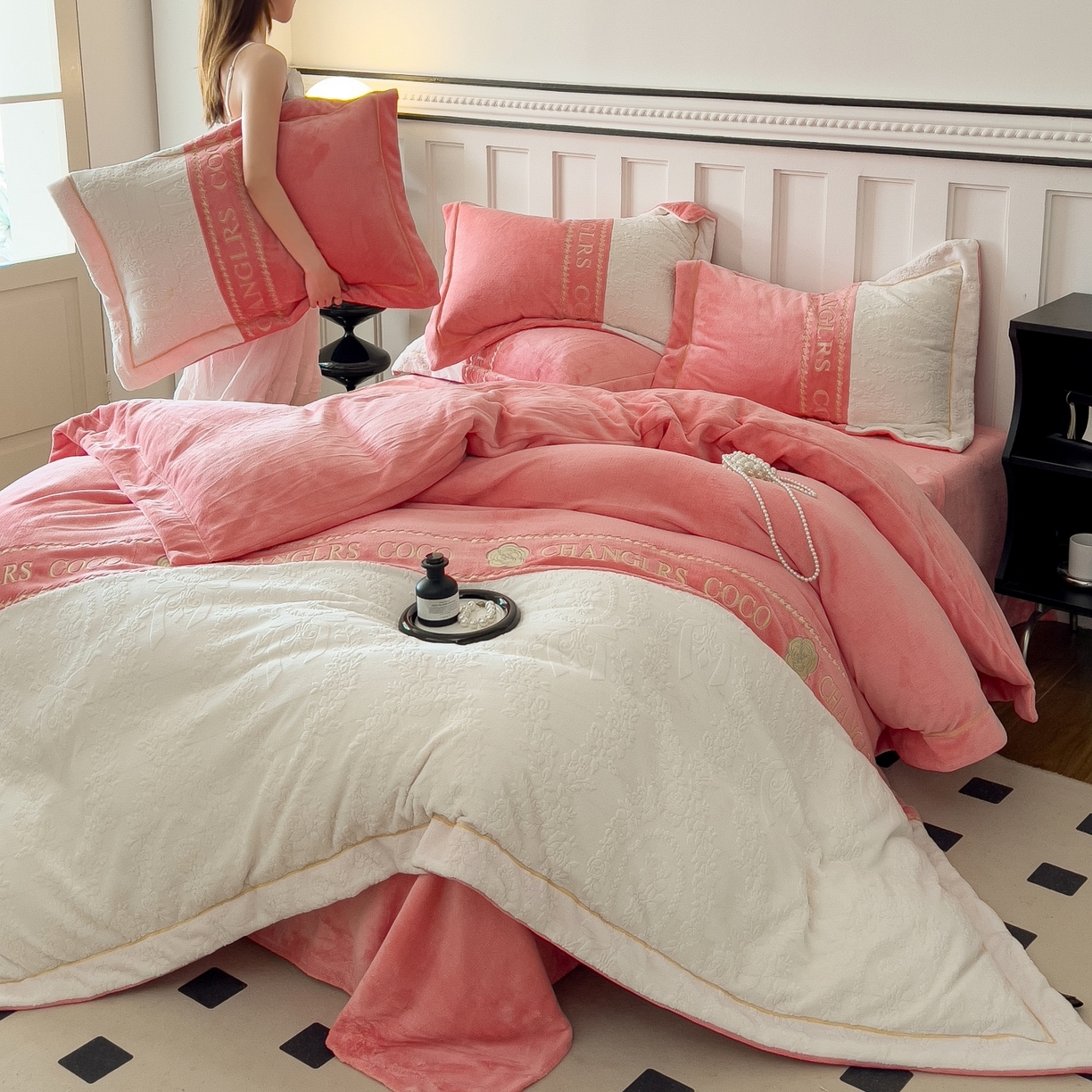 91家纺网 家纺一手货源 找家纺 言熙居家纺 2025新款A类A版牛奶雕花绒B版全消光牛奶绒四件套-花季 花季-樱花粉