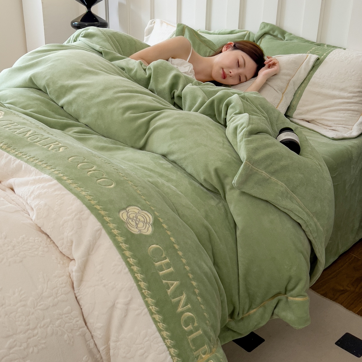 91家纺网 家纺一手货源 找家纺 言熙居家纺 2025新款A类A版牛奶雕花绒B版全消光牛奶绒四件套-花季 花季-竹林绿