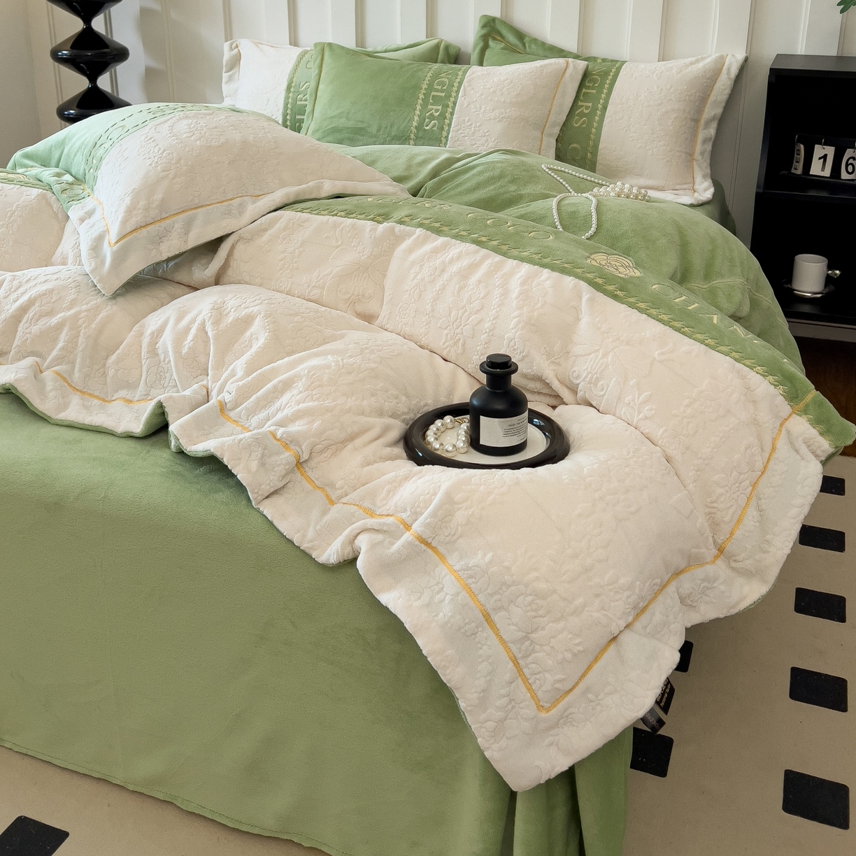 91家纺网 家纺一手货源 找家纺 言熙居家纺 2025新款A类A版牛奶雕花绒B版全消光牛奶绒四件套-花季 花季-竹林绿