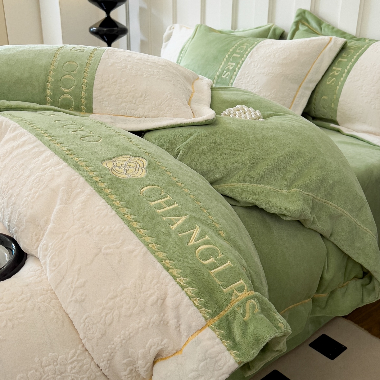 91家纺网 家纺一手货源 找家纺 言熙居家纺 2025新款A类A版牛奶雕花绒B版全消光牛奶绒四件套-花季 花季-竹林绿