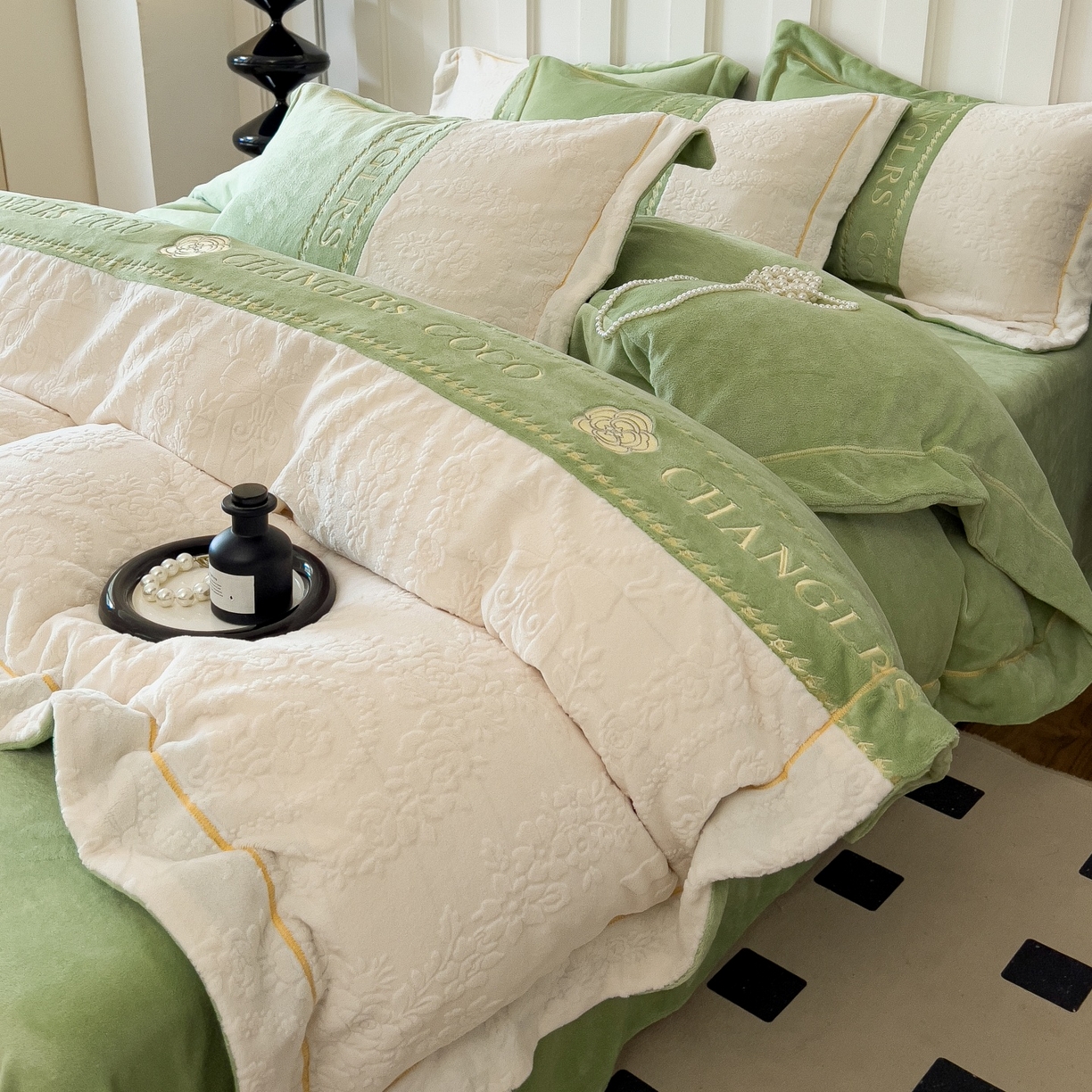 91家纺网 家纺一手货源 找家纺 言熙居家纺 2025新款A类A版牛奶雕花绒B版全消光牛奶绒四件套-花季 花季-竹林绿