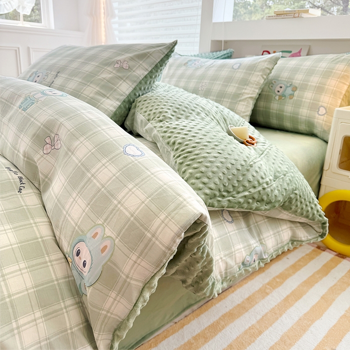 91家纺网 家纺一手货源 找家纺 优迈 2025学生季全棉高克重豆豆绒三四件套加厚保暖婴儿绒牛奶绒单被套单人双人被套加大号棉加绒三四件套 拉嘟嘟