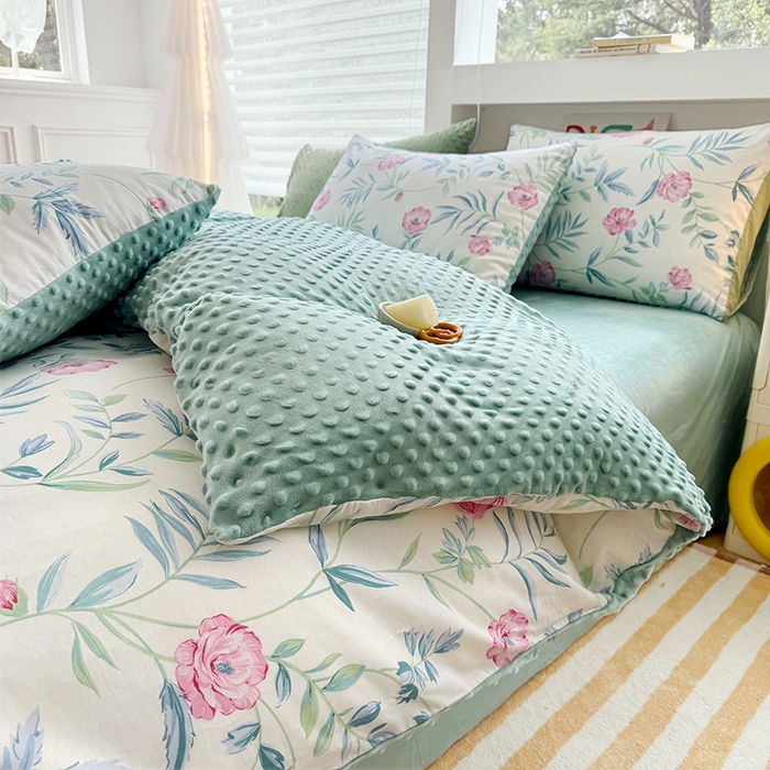 91家纺网 家纺一手货源 找家纺 优迈 2025学生季全棉高克重豆豆绒三四件套加厚保暖婴儿绒牛奶绒单被套单人双人被套加大号棉加绒三四件套 倾城之美