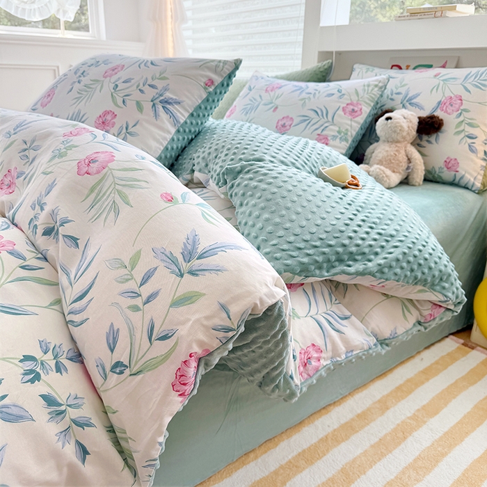 91家纺网 家纺一手货源 找家纺 优迈 2025学生季全棉高克重豆豆绒三四件套加厚保暖婴儿绒牛奶绒单被套单人双人被套加大号棉加绒三四件套 倾城之美