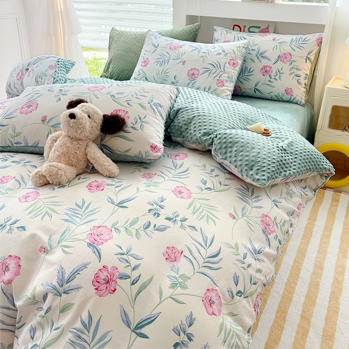 91家纺网 家纺一手货源 找家纺 优迈 2025学生季全棉高克重豆豆绒三四件套加厚保暖婴儿绒牛奶绒单被套单人双人被套加大号棉加绒三四件套 倾城之美