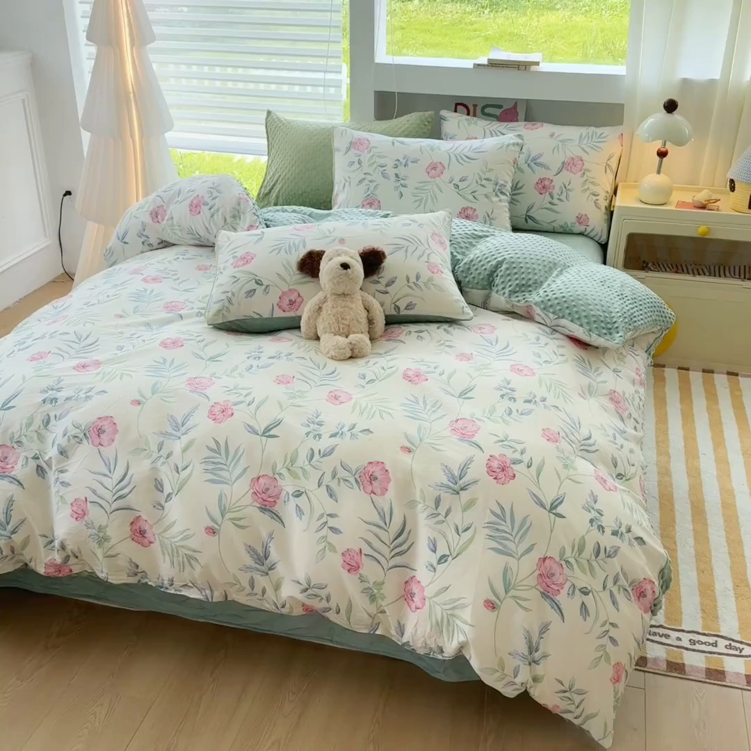 91家纺网 家纺一手货源 找家纺 优迈 2025学生季全棉高克重豆豆绒三四件套加厚保暖婴儿绒牛奶绒单被套单人双人被套加大号棉加绒三四件套 倾城之美