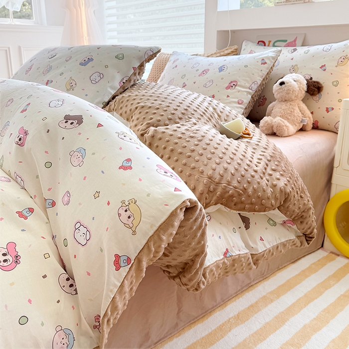 91家纺网 家纺一手货源 找家纺 优迈 2025学生季全棉高克重豆豆绒三四件套加厚保暖婴儿绒牛奶绒单被套单人双人被套加大号棉加绒三四件套 小新和他的蜡笔