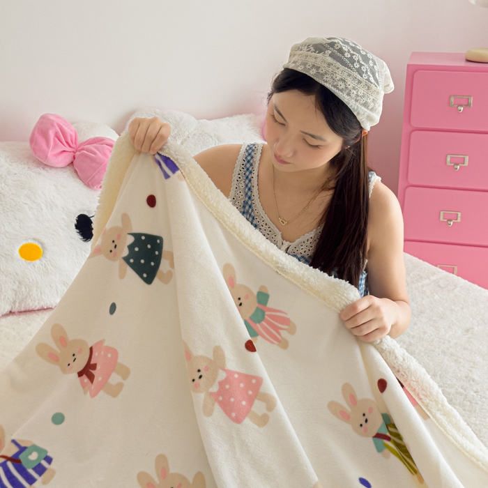 91家纺网 家纺一手货源 找家纺 艾特你 2025新款ins羊羔绒牛奶绒可被套休闲毯单被套-毯子图 花间兔