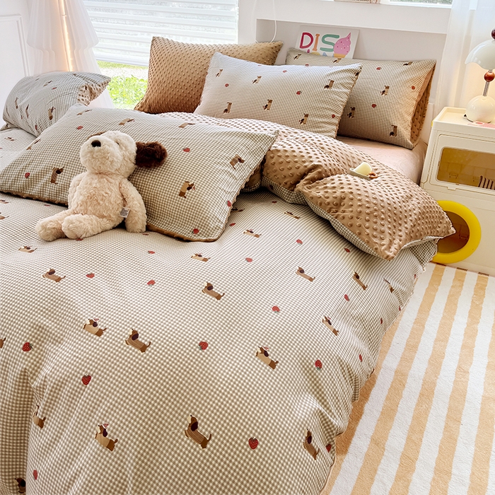 91家纺网 家纺一手货源 找家纺 优迈 2025学生季全棉高克重豆豆绒三四件套加厚保暖婴儿绒牛奶绒单被套单人双人被套加大号棉加绒三四件套 追梦腊肠