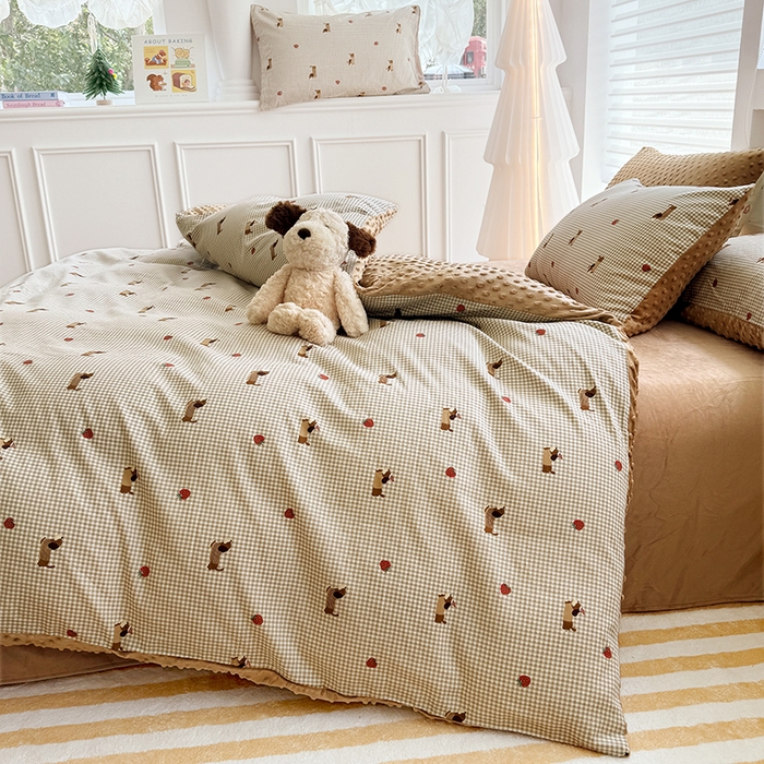 91家纺网 家纺一手货源 找家纺 优迈 2025学生季全棉高克重豆豆绒三四件套加厚保暖婴儿绒牛奶绒单被套单人双人被套加大号棉加绒三四件套 追梦腊肠