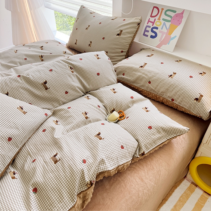 91家纺网 家纺一手货源 找家纺 优迈 2025学生季全棉高克重豆豆绒三四件套加厚保暖婴儿绒牛奶绒单被套单人双人被套加大号棉加绒三四件套 追梦腊肠