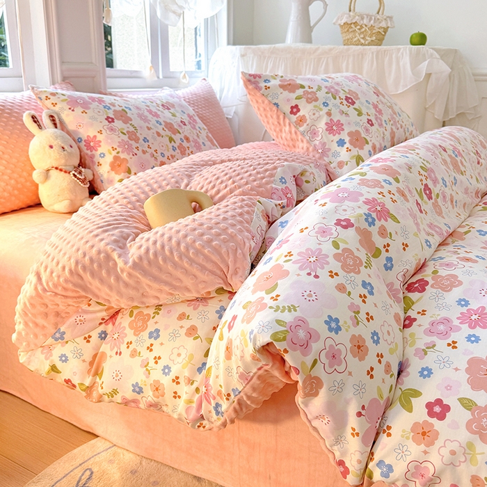 91家纺网 家纺一手货源 找家纺 优迈 2025学生季全棉高克重豆豆绒三四件套加厚保暖婴儿绒牛奶绒单被套单人双人被套加大号棉加绒三四件套 粉色浪漫