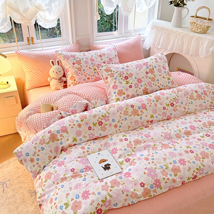 91家纺网 家纺一手货源 找家纺 优迈 2025学生季全棉高克重豆豆绒三四件套加厚保暖婴儿绒牛奶绒单被套单人双人被套加大号棉加绒三四件套 粉色浪漫