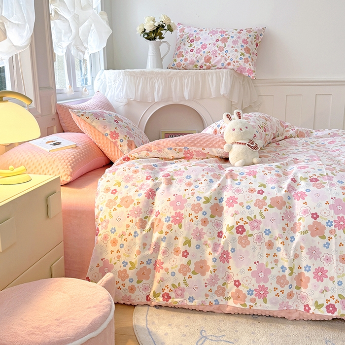 91家纺网 家纺一手货源 找家纺 优迈 2025学生季全棉高克重豆豆绒三四件套加厚保暖婴儿绒牛奶绒单被套单人双人被套加大号棉加绒三四件套 粉色浪漫