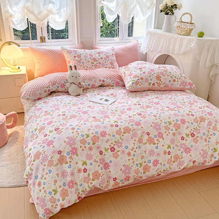 91家纺网 家纺一手货源 找家纺 优迈 2025学生季全棉高克重豆豆绒三四件套加厚保暖婴儿绒牛奶绒单被套单人双人被套加大号棉加绒三四件套 粉色浪漫