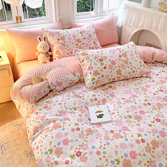 91家纺网 家纺一手货源 找家纺 优迈 2025学生季全棉高克重豆豆绒三四件套加厚保暖婴儿绒牛奶绒单被套单人双人被套加大号棉加绒三四件套 粉色浪漫