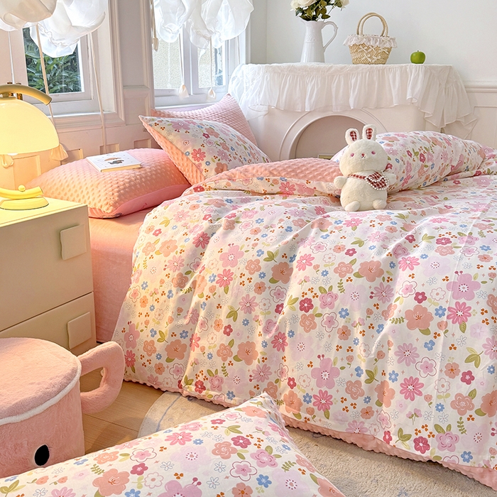 91家纺网 家纺一手货源 找家纺 优迈 2025学生季全棉高克重豆豆绒三四件套加厚保暖婴儿绒牛奶绒单被套单人双人被套加大号棉加绒三四件套 粉色浪漫