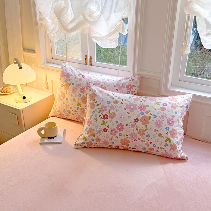 91家纺网 家纺一手货源 找家纺 优迈 2025学生季全棉高克重豆豆绒三四件套加厚保暖婴儿绒牛奶绒单被套单人双人被套加大号棉加绒三四件套 粉色浪漫