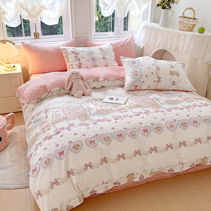 91家纺网 家纺一手货源 找家纺 优迈 2025学生季全棉高克重豆豆绒三四件套加厚保暖婴儿绒牛奶绒单被套单人双人被套加大号棉加绒三四件套 潘多拉小熊