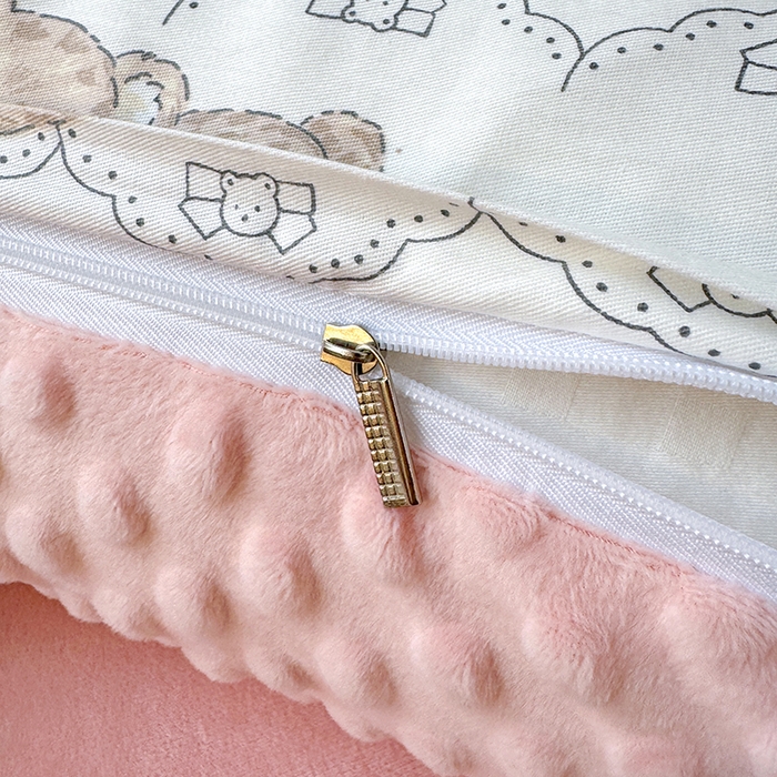 91家纺网 家纺一手货源 找家纺 优迈 2025学生季全棉高克重豆豆绒三四件套加厚保暖婴儿绒牛奶绒单被套单人双人被套加大号棉加绒三四件套 潘多拉小熊