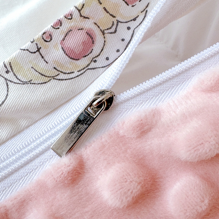 91家纺网 家纺一手货源 找家纺 优迈 2025学生季全棉高克重豆豆绒三四件套加厚保暖婴儿绒牛奶绒单被套单人双人被套加大号棉加绒三四件套 潘多拉小熊