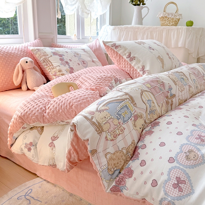 91家纺网 家纺一手货源 找家纺 优迈 2025学生季全棉高克重豆豆绒三四件套加厚保暖婴儿绒牛奶绒单被套单人双人被套加大号棉加绒三四件套 潘多拉小熊