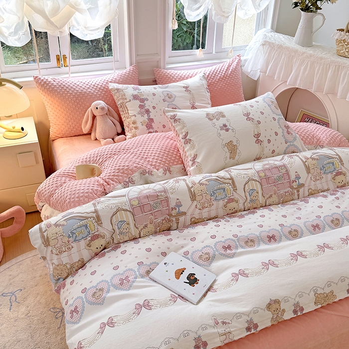 91家纺网 家纺一手货源 找家纺 优迈 2025学生季全棉高克重豆豆绒三四件套加厚保暖婴儿绒牛奶绒单被套单人双人被套加大号棉加绒三四件套 潘多拉小熊