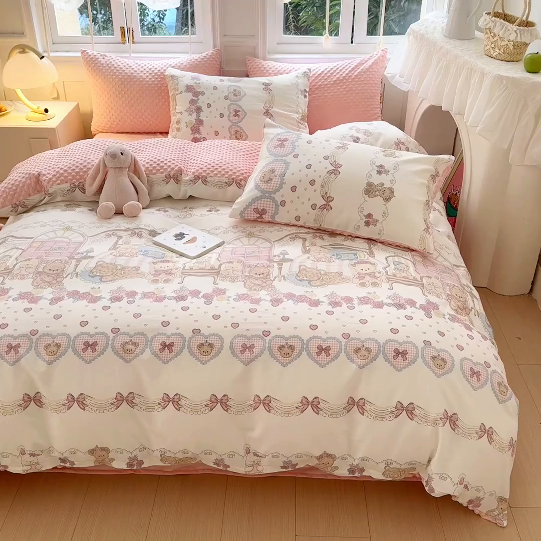 91家纺网 家纺一手货源 找家纺 优迈 2025学生季全棉高克重豆豆绒三四件套加厚保暖婴儿绒牛奶绒单被套单人双人被套加大号棉加绒三四件套 潘多拉小熊