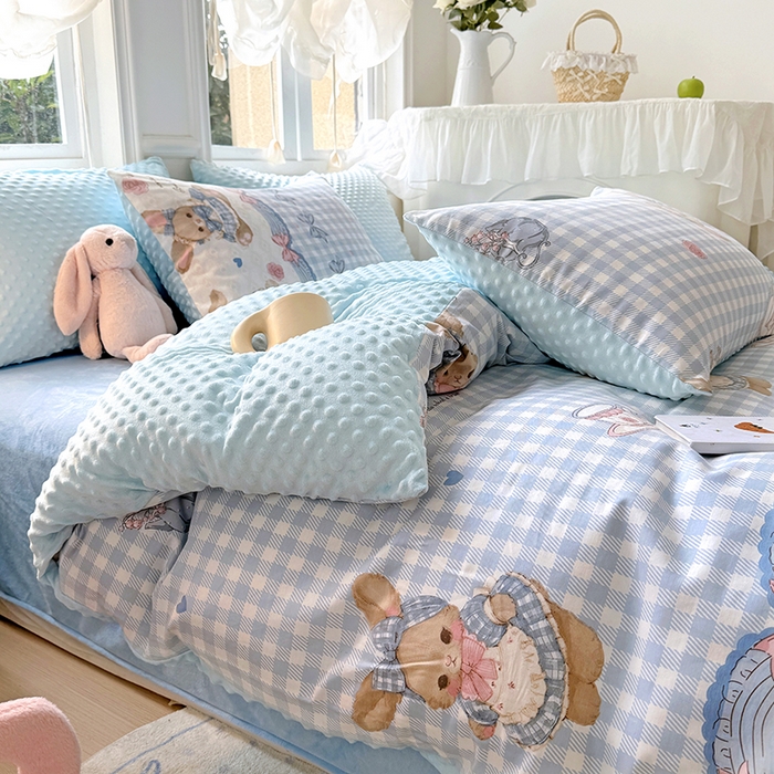 91家纺网 家纺一手货源 找家纺 优迈 2025学生季全棉高克重豆豆绒三四件套加厚保暖婴儿绒牛奶绒单被套单人双人被套加大号棉加绒三四件套 兔兔茶话会