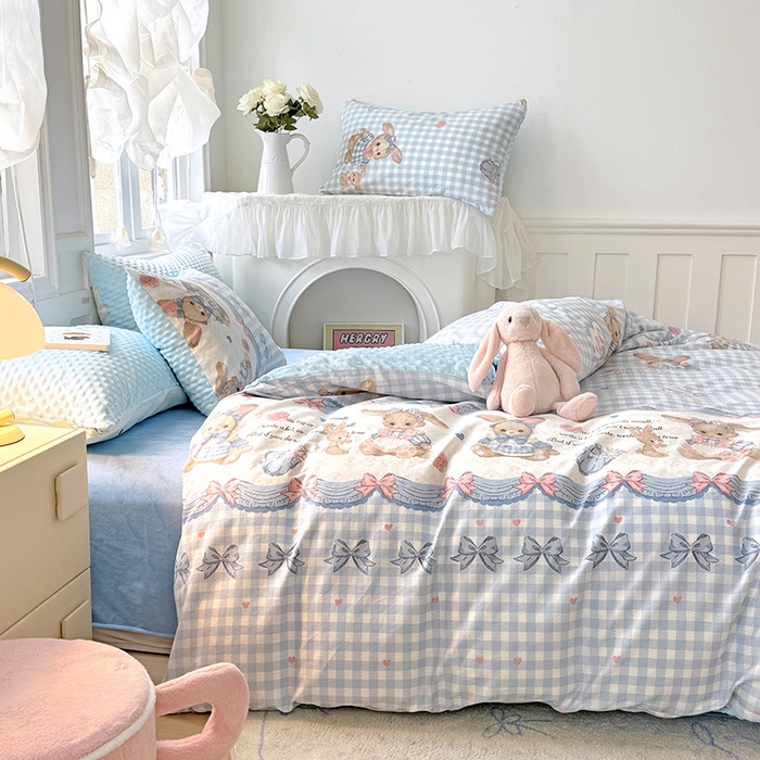 91家纺网 家纺一手货源 找家纺 优迈 2025学生季全棉高克重豆豆绒三四件套加厚保暖婴儿绒牛奶绒单被套单人双人被套加大号棉加绒三四件套 兔兔茶话会