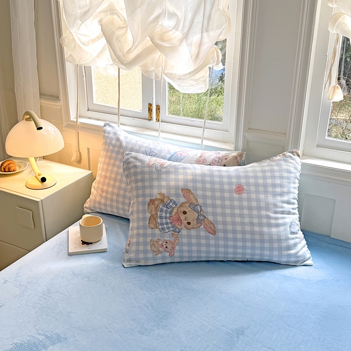 91家纺网 家纺一手货源 找家纺 优迈 2025学生季全棉高克重豆豆绒三四件套加厚保暖婴儿绒牛奶绒单被套单人双人被套加大号棉加绒三四件套 兔兔茶话会