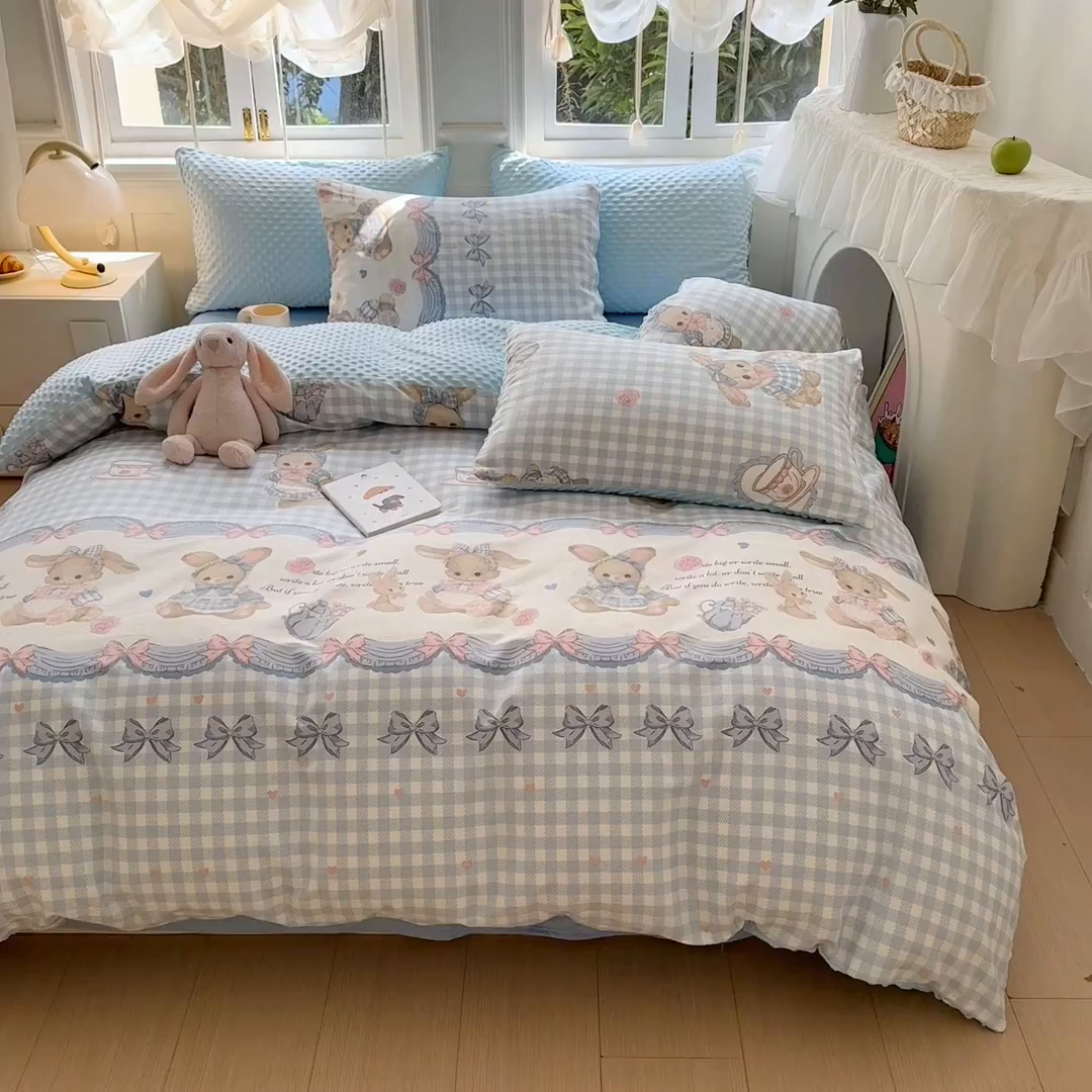 91家纺网 家纺一手货源 找家纺 优迈 2025学生季全棉高克重豆豆绒三四件套加厚保暖婴儿绒牛奶绒单被套单人双人被套加大号棉加绒三四件套 兔兔茶话会