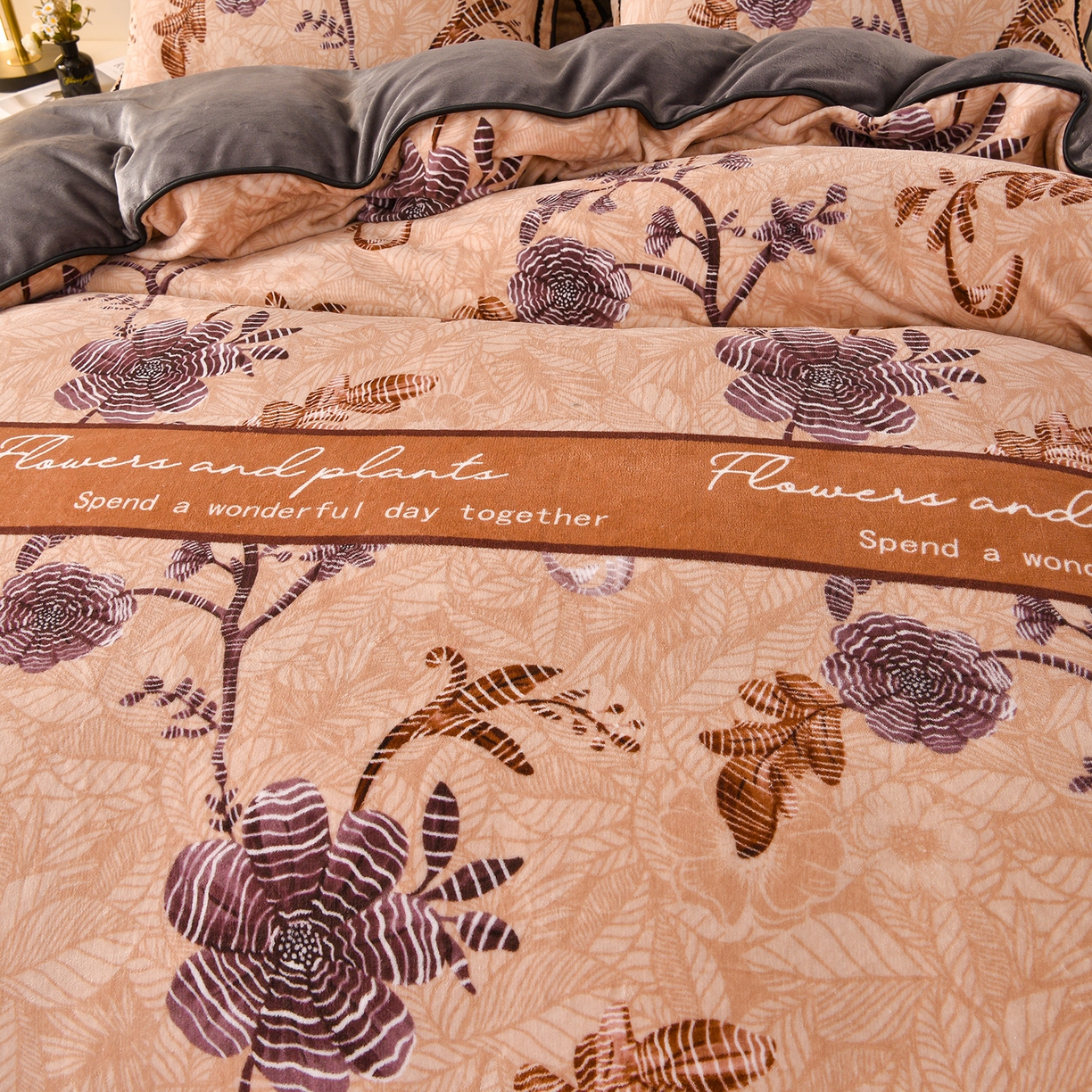 91家纺网 家纺一手货源 找家纺 亿品2025直播爆款9.5斤牛奶绒四件套加厚保暖床裙四件套 花仙子【咖】