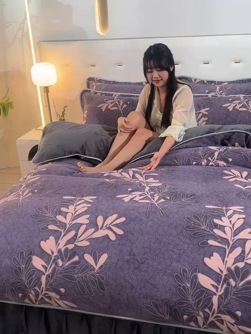 91家纺网 家纺一手货源 找家纺 亿品2025直播爆款9.5斤牛奶绒四件套加厚保暖床裙四件套 情人草