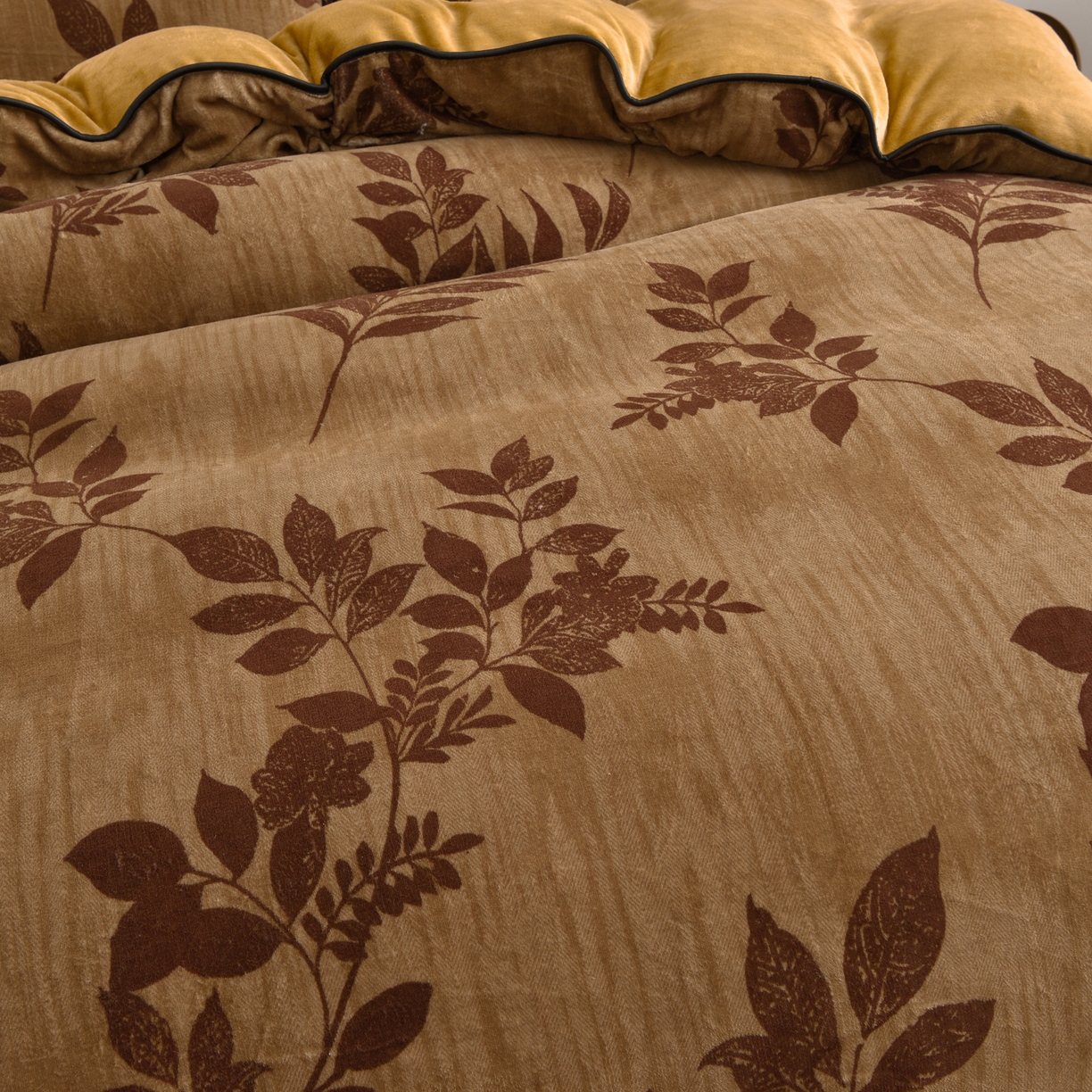 91家纺网 家纺一手货源 找家纺 亿品2025直播爆款9.5斤牛奶绒四件套加厚保暖床裙四件套 秋恋